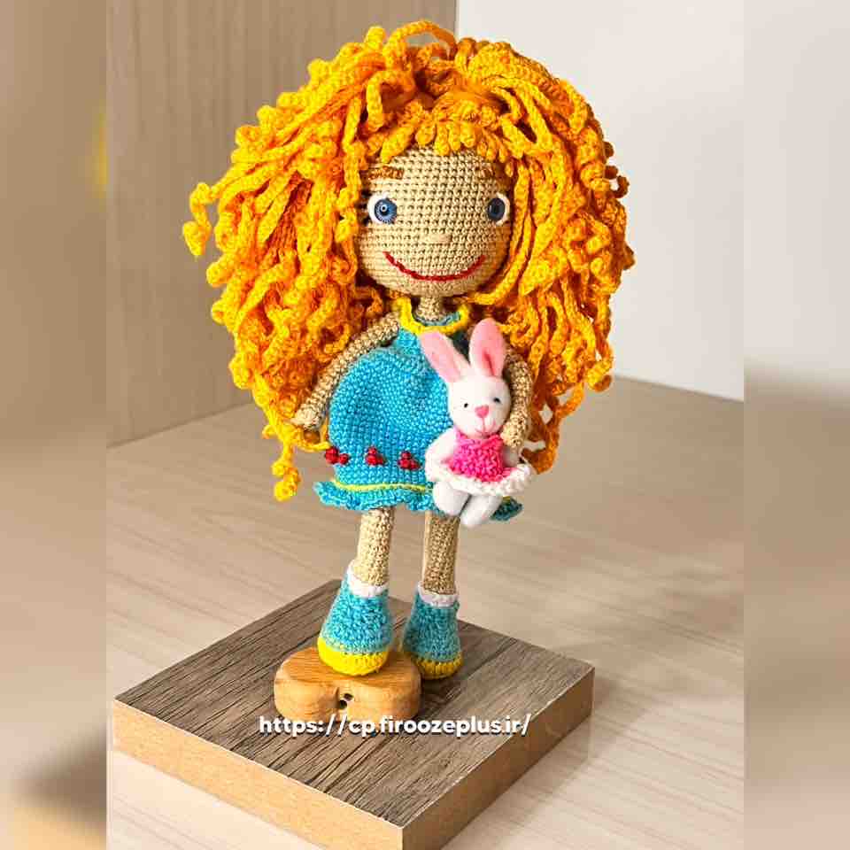 عروسک کوچولو  با موهای زرد